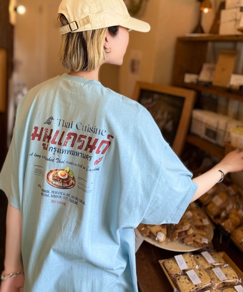 Java tシャツ 「JaVaジャバコラボ」お洒落見え確定。綿100%タイ料理メニュー風プリントルーズフィットTシャツ(オーバーサイズ) レディース - 画像 (4)